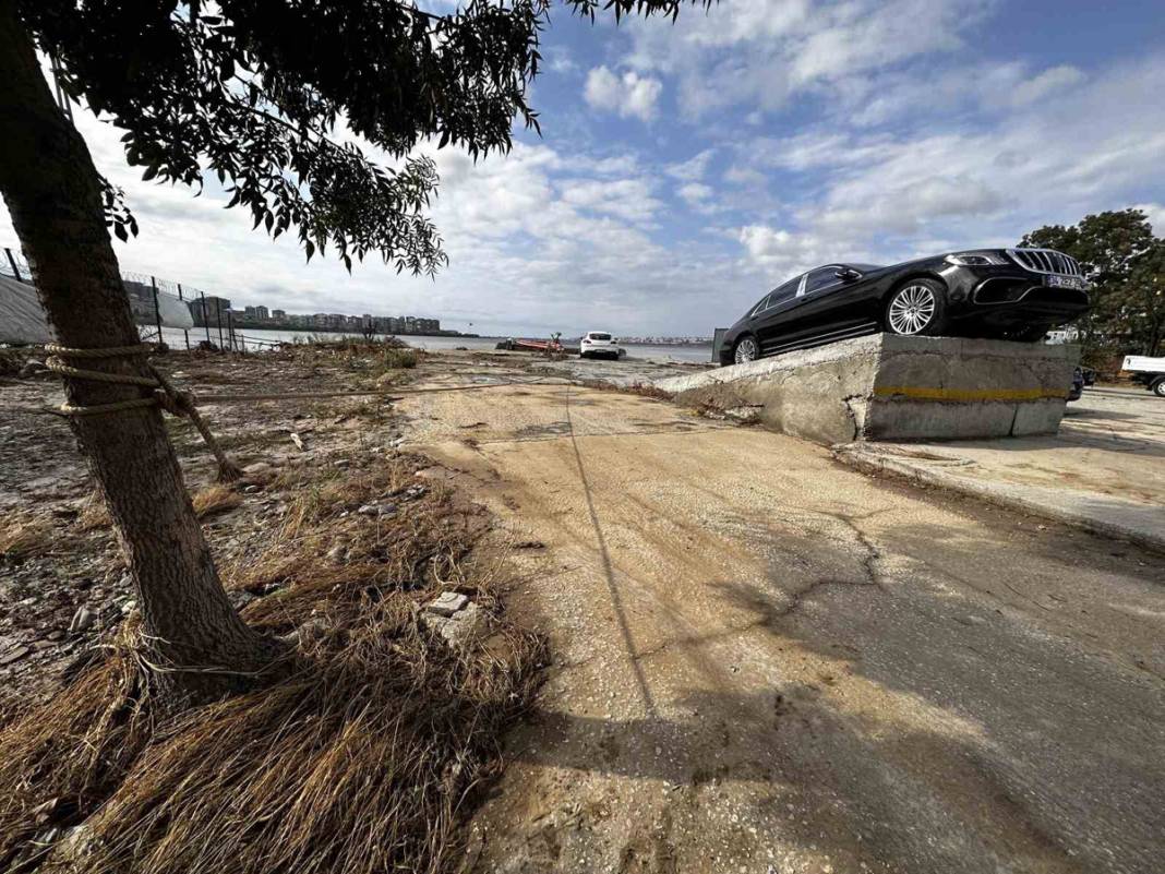 Milyonluk otomobillere ilginç çözüm: Sel sürüklemesin diye ağaca bağladılar 3