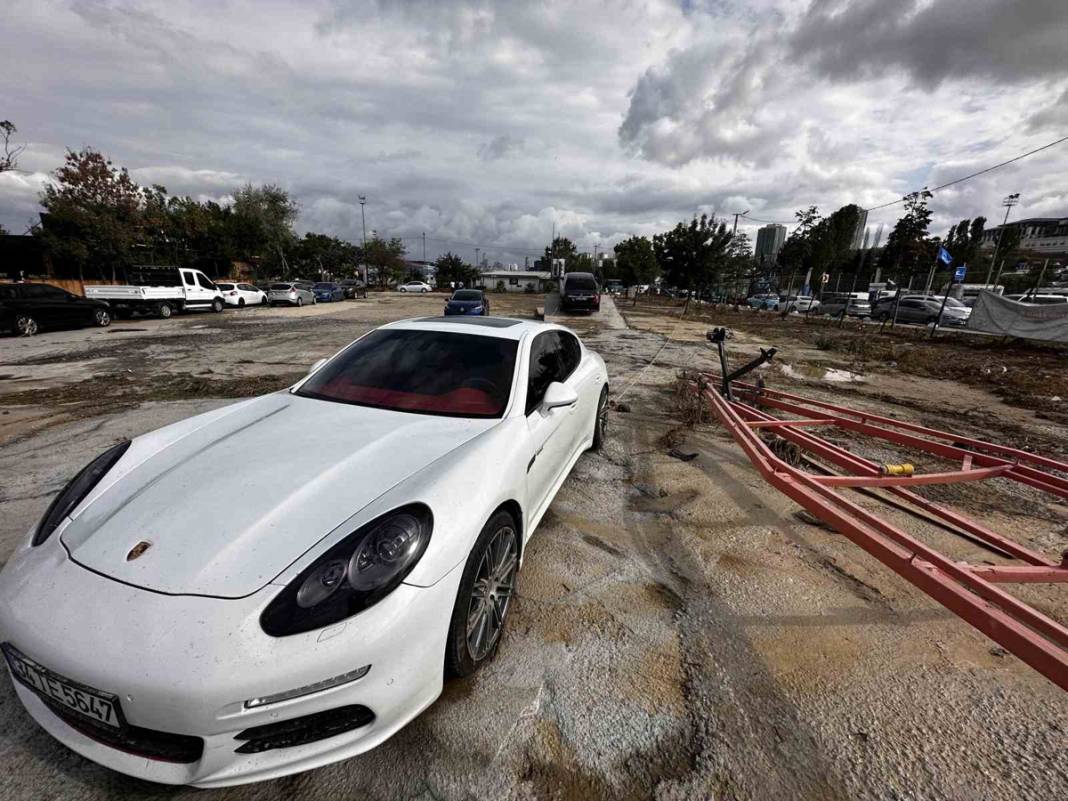 Milyonluk otomobillere ilginç çözüm: Sel sürüklemesin diye ağaca bağladılar 5