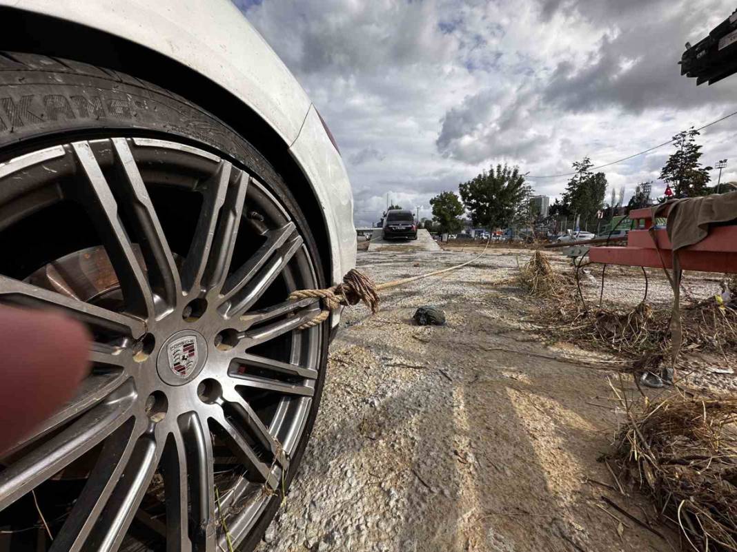 Milyonluk otomobillere ilginç çözüm: Sel sürüklemesin diye ağaca bağladılar 4