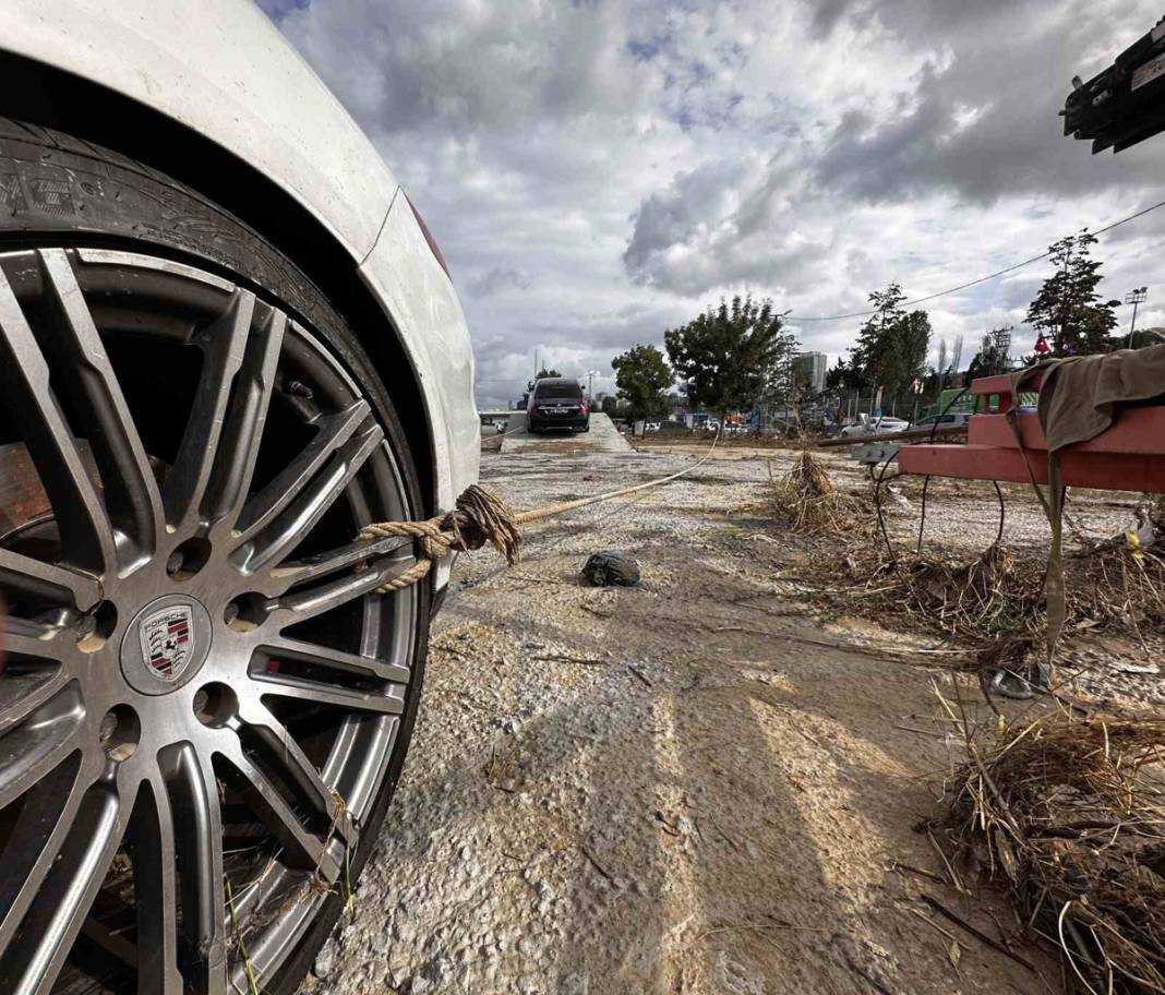 Milyonluk otomobillere ilginç çözüm: Sel sürüklemesin diye ağaca bağladılar 1