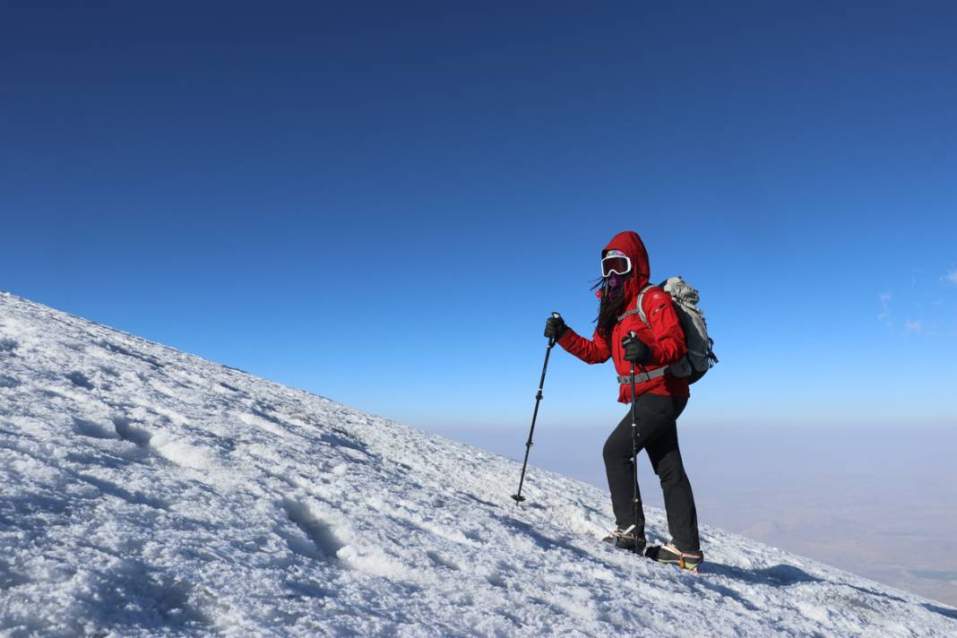 Farklı ülkelerdeki dağcılar Ağrı Dağında buluştu: Zirvesi buzullarla kaplı dağ tırmanışı 5