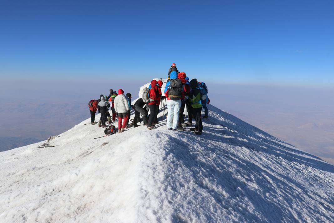 Farklı ülkelerdeki dağcılar Ağrı Dağında buluştu: Zirvesi buzullarla kaplı dağ tırmanışı 6