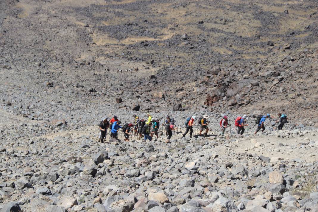 Farklı ülkelerdeki dağcılar Ağrı Dağında buluştu: Zirvesi buzullarla kaplı dağ tırmanışı 10