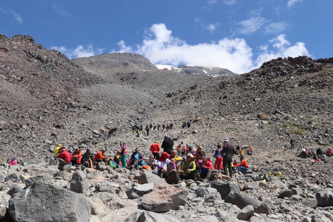 Farklı ülkelerdeki dağcılar Ağrı Dağında buluştu: Zirvesi buzullarla kaplı dağ tırmanışı 12
