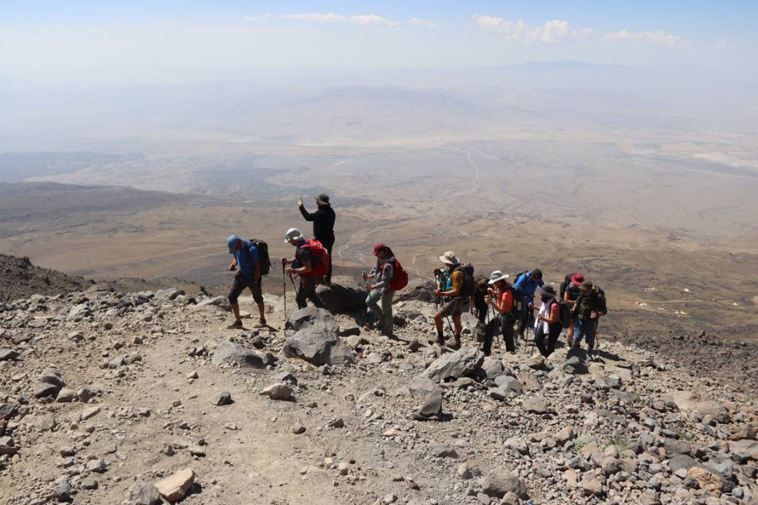 Farklı ülkelerdeki dağcılar Ağrı Dağında buluştu: Zirvesi buzullarla kaplı dağ tırmanışı 14
