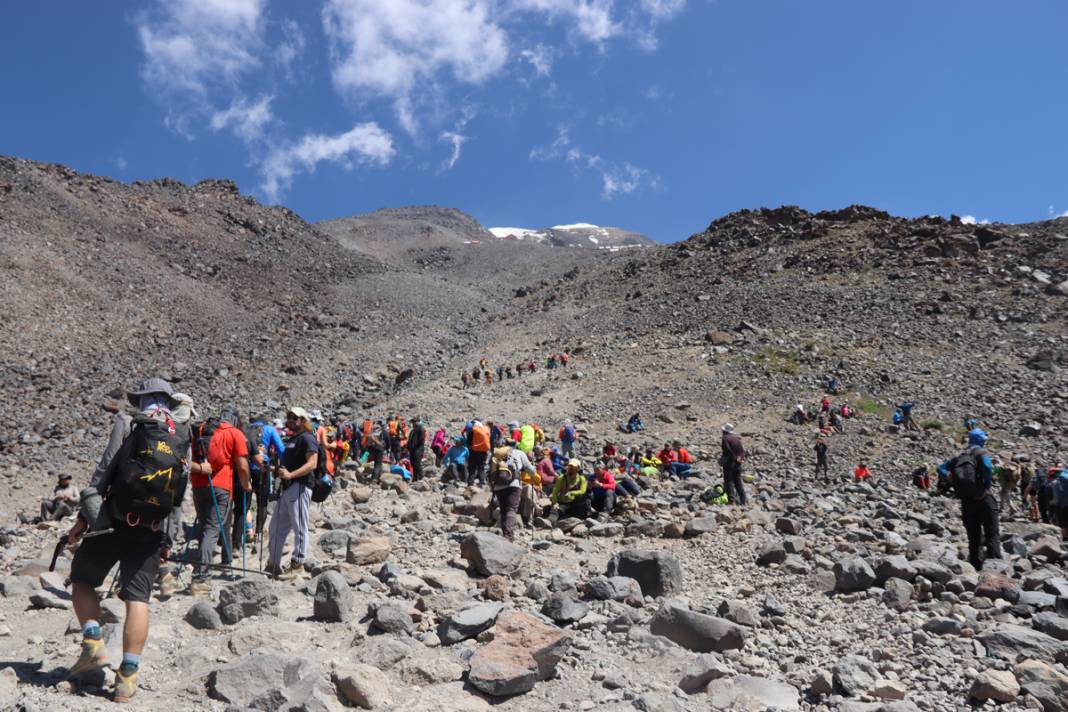 Farklı ülkelerdeki dağcılar Ağrı Dağında buluştu: Zirvesi buzullarla kaplı dağ tırmanışı 11
