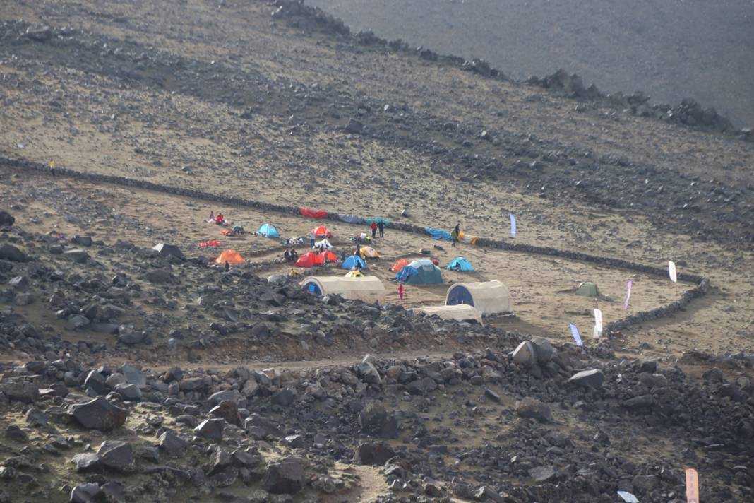 Farklı ülkelerdeki dağcılar Ağrı Dağında buluştu: Zirvesi buzullarla kaplı dağ tırmanışı 13