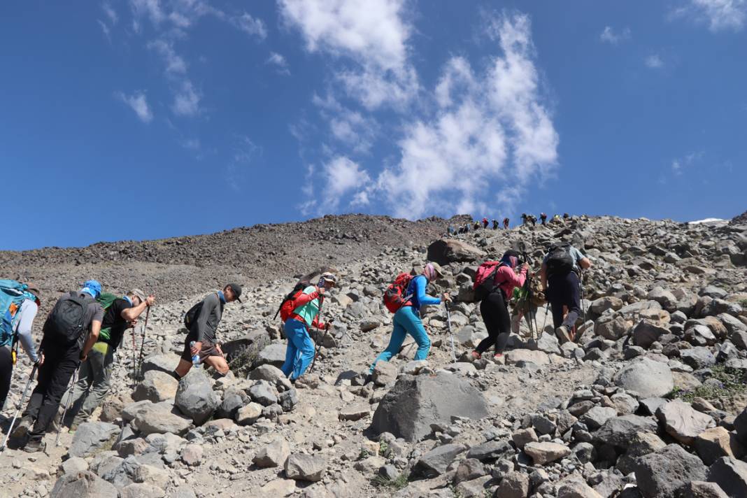 Farklı ülkelerdeki dağcılar Ağrı Dağında buluştu: Zirvesi buzullarla kaplı dağ tırmanışı 9