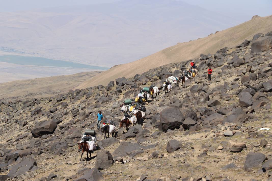 Farklı ülkelerdeki dağcılar Ağrı Dağında buluştu: Zirvesi buzullarla kaplı dağ tırmanışı 4