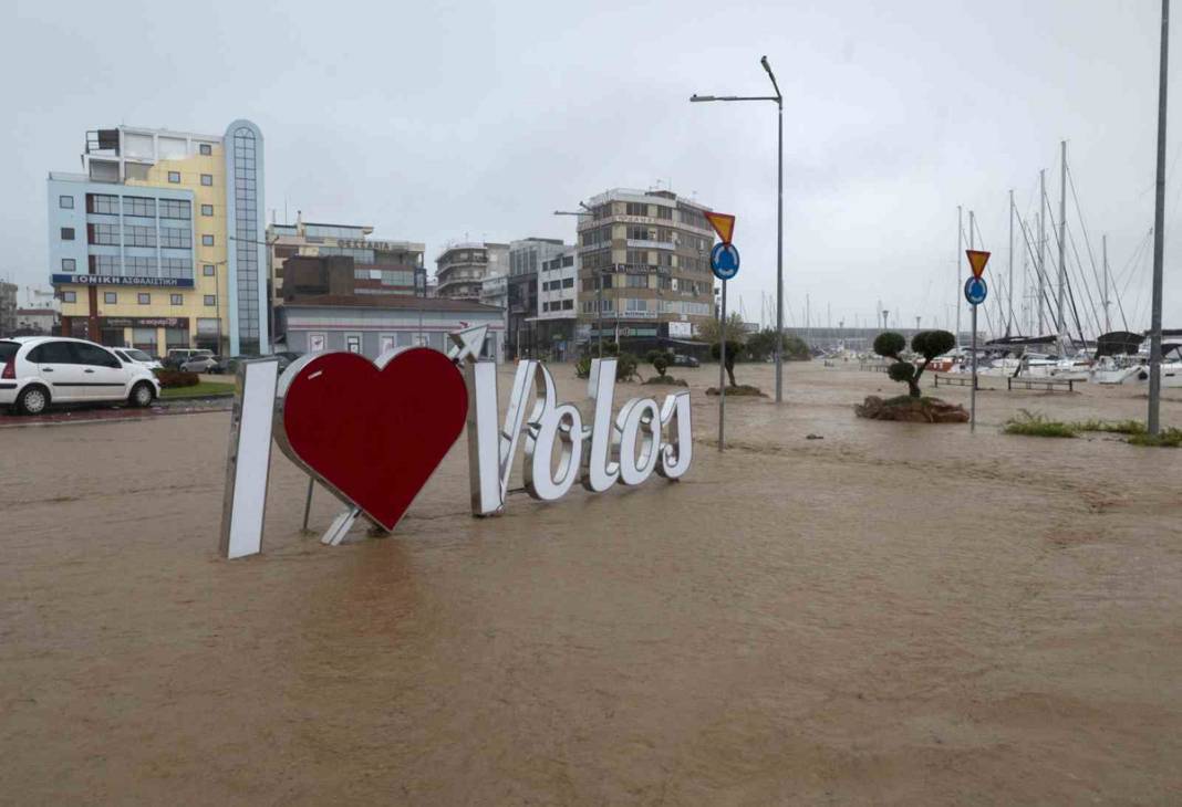 Komşu günlerdir selle savaşıyor: Can kaybı 4'e yükseldi 38