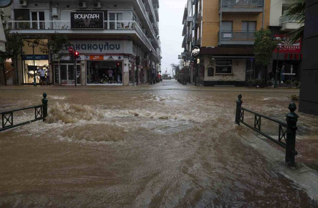 Komşu günlerdir selle savaşıyor: Can kaybı 4'e yükseldi 36