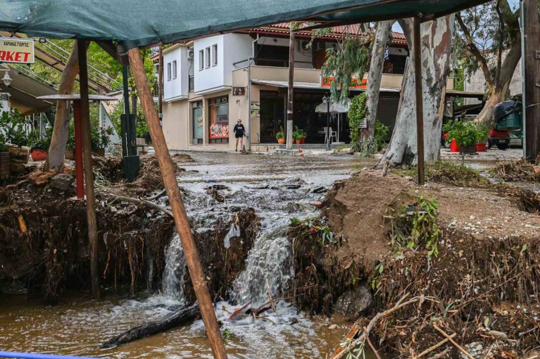 Komşu günlerdir selle savaşıyor: Can kaybı 4'e yükseldi 31