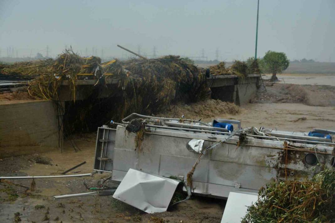 Komşu günlerdir selle savaşıyor: Can kaybı 4'e yükseldi 27