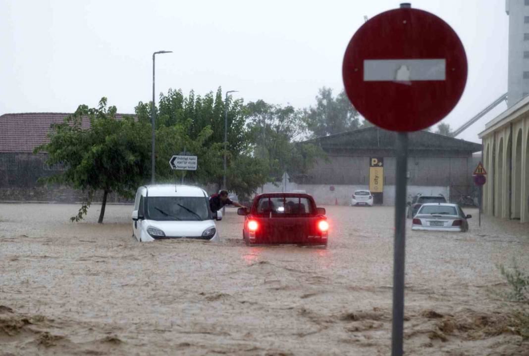 Komşu günlerdir selle savaşıyor: Can kaybı 4'e yükseldi 26