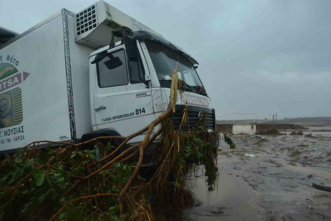 Komşu günlerdir selle savaşıyor: Can kaybı 4'e yükseldi 25