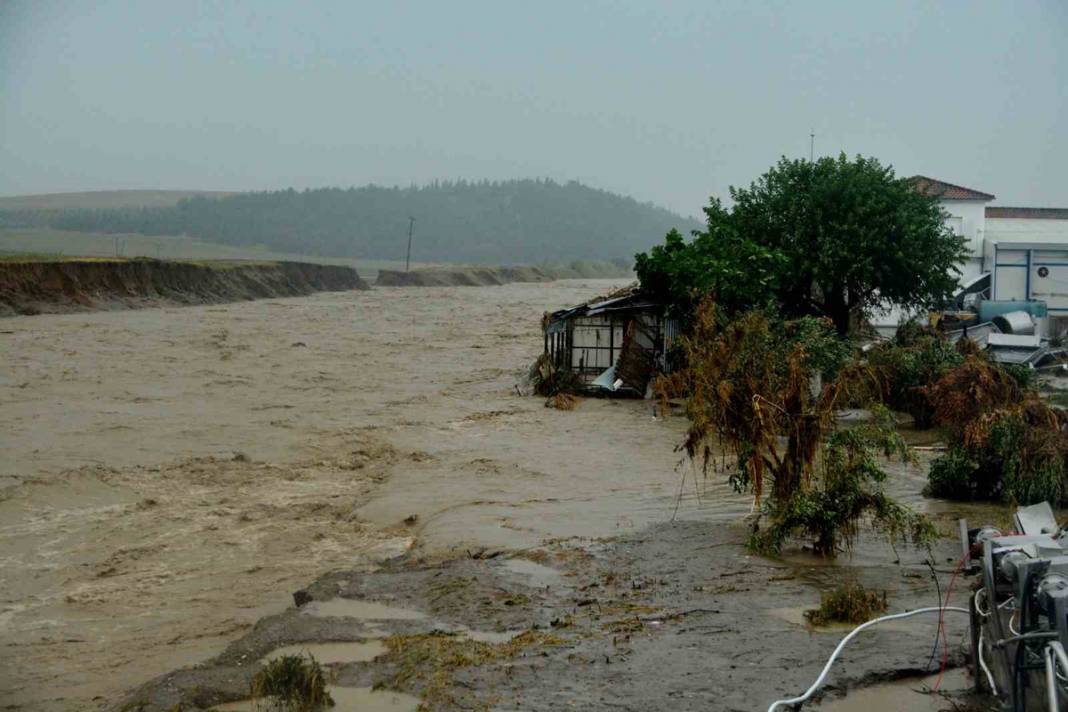 Komşu günlerdir selle savaşıyor: Can kaybı 4'e yükseldi 24