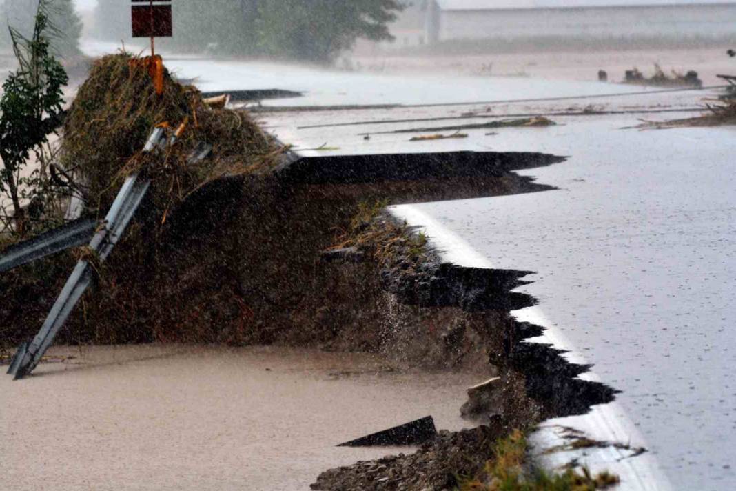 Komşu günlerdir selle savaşıyor: Can kaybı 4'e yükseldi 9