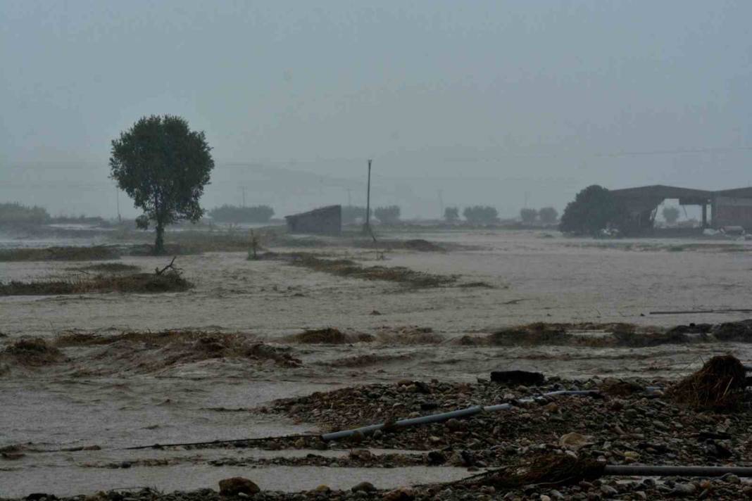 Komşu günlerdir selle savaşıyor: Can kaybı 4'e yükseldi 16