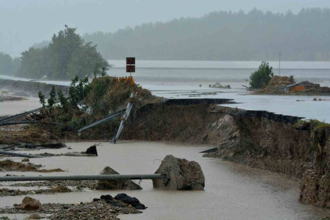 Komşu günlerdir selle savaşıyor: Can kaybı 4'e yükseldi 10