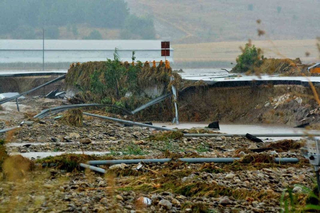 Komşu günlerdir selle savaşıyor: Can kaybı 4'e yükseldi 6