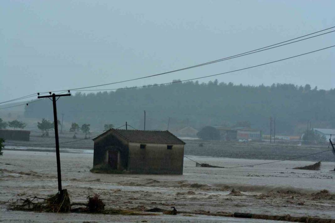 Komşu günlerdir selle savaşıyor: Can kaybı 4'e yükseldi 14