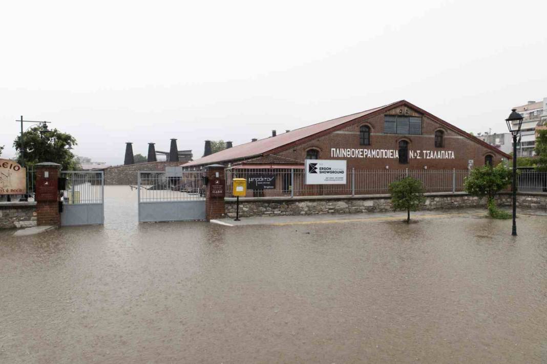 Komşu günlerdir selle savaşıyor: Can kaybı 4'e yükseldi 7