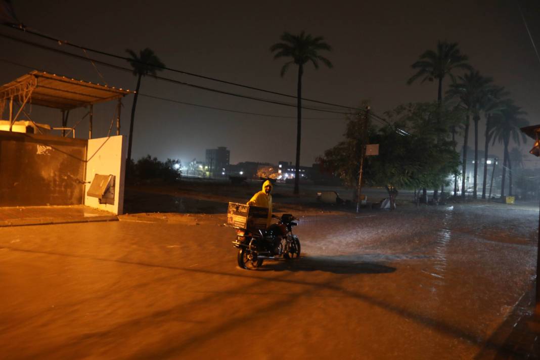 Abluka altındaki şehirde su baskınları yaşandı: 'Daniel' kabusu Gazze'de 15