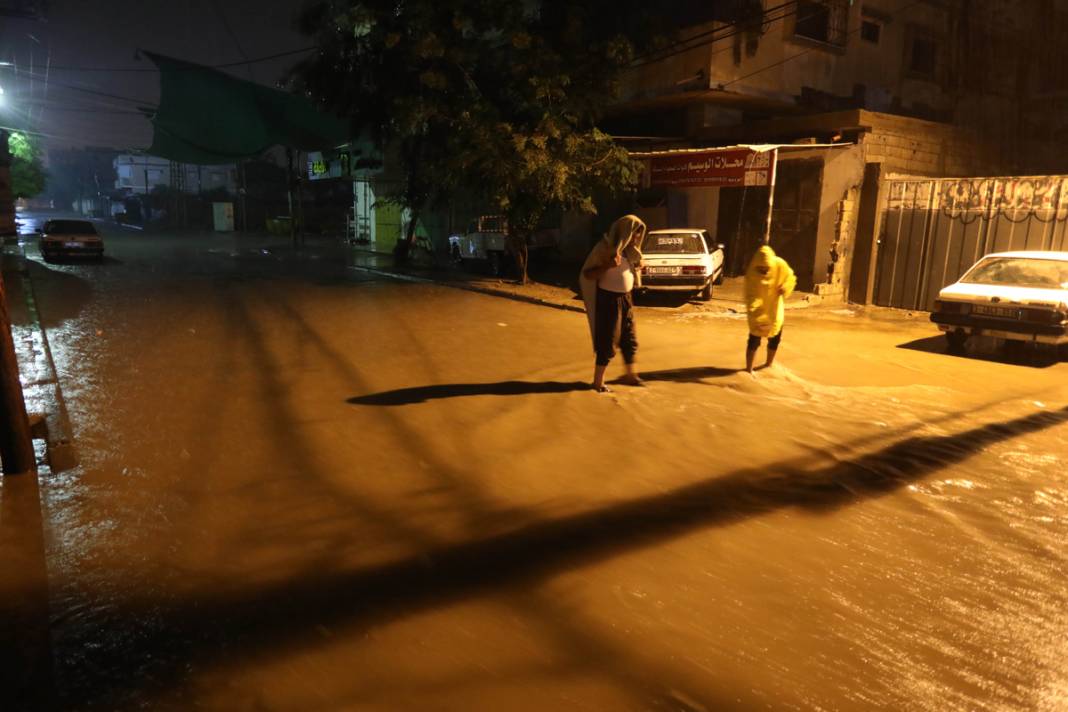 Abluka altındaki şehirde su baskınları yaşandı: 'Daniel' kabusu Gazze'de 12