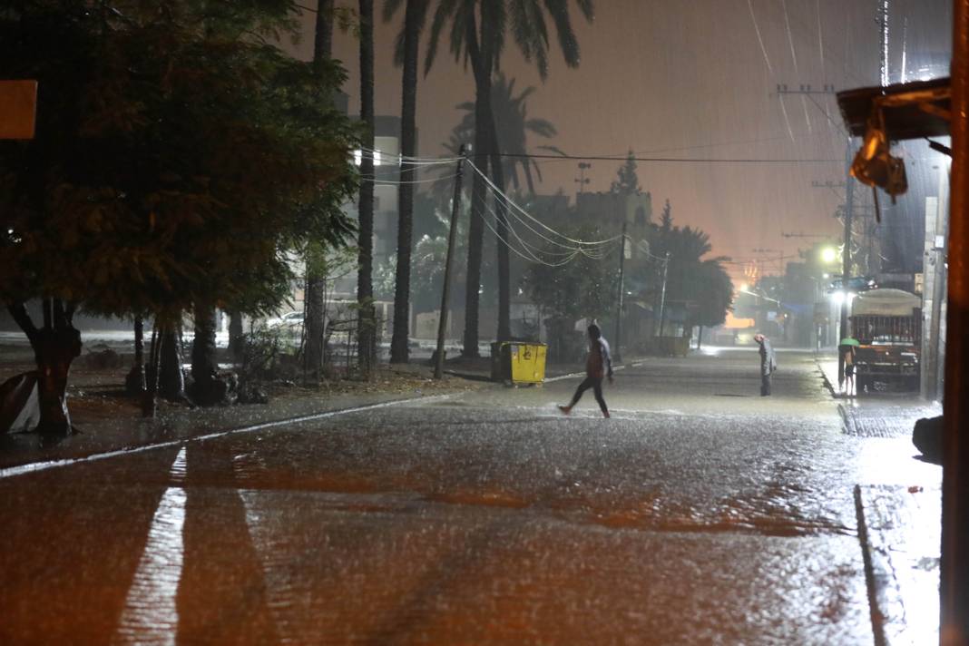 Abluka altındaki şehirde su baskınları yaşandı: 'Daniel' kabusu Gazze'de 10