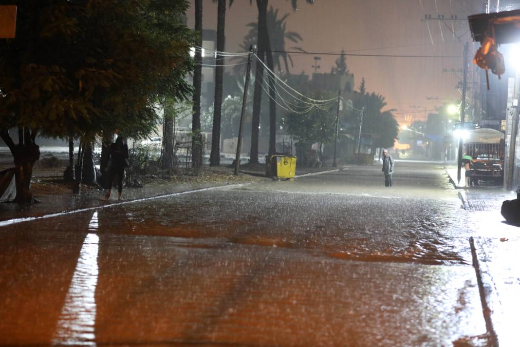 Abluka altındaki şehirde su baskınları yaşandı: 'Daniel' kabusu Gazze'de 9