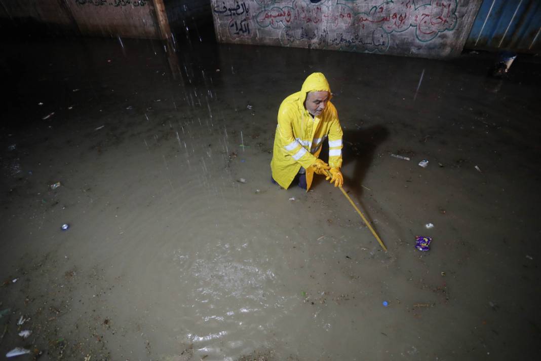Abluka altındaki şehirde su baskınları yaşandı: 'Daniel' kabusu Gazze'de 4