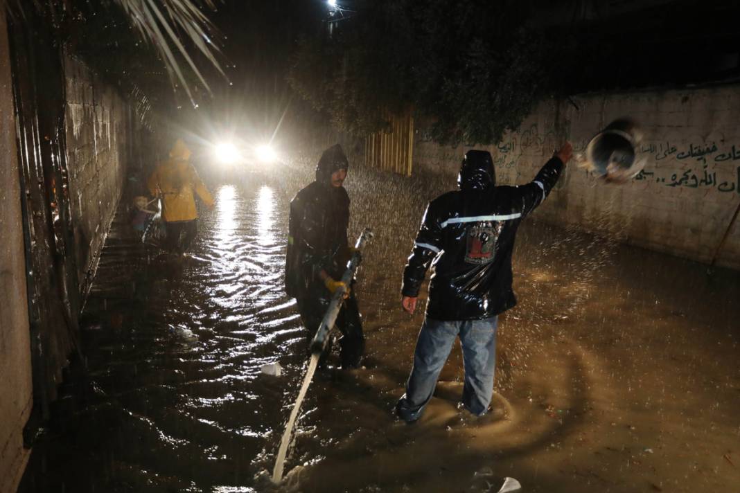 Abluka altındaki şehirde su baskınları yaşandı: 'Daniel' kabusu Gazze'de 2