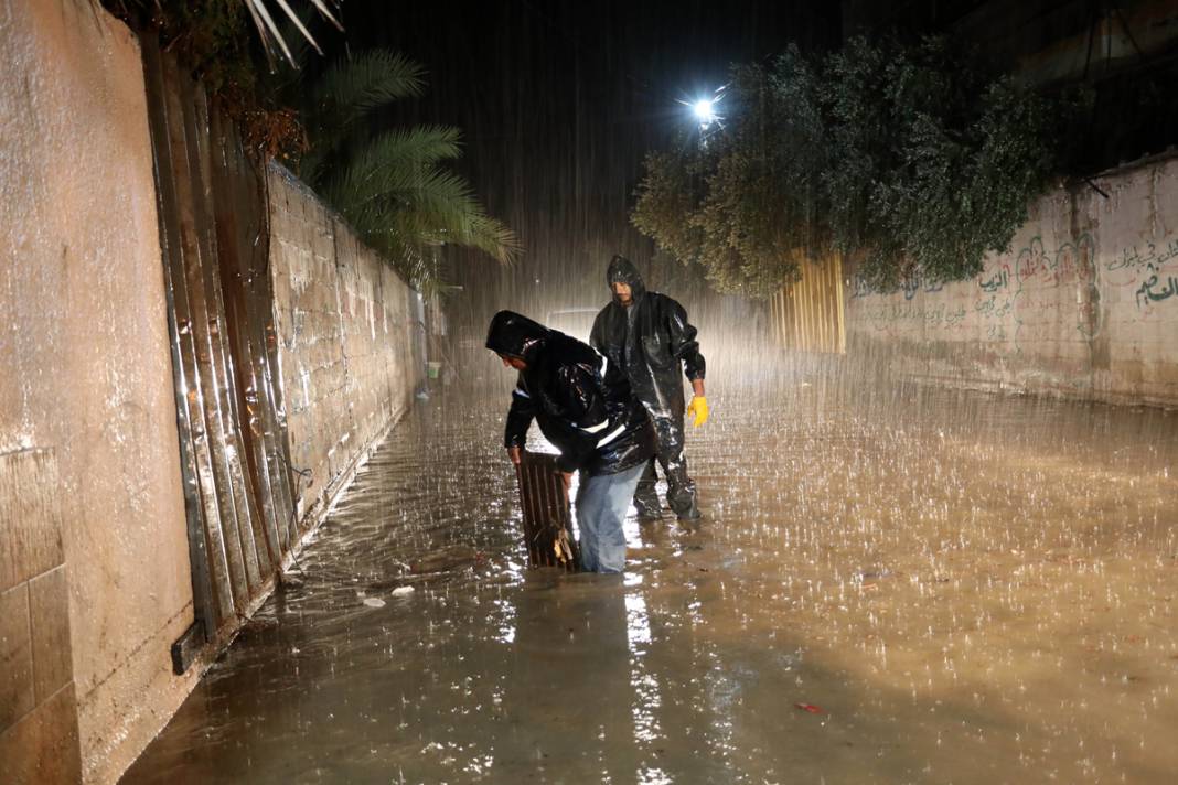 Abluka altındaki şehirde su baskınları yaşandı: 'Daniel' kabusu Gazze'de 1