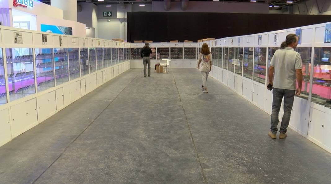 Aziz Yıldırım'dan Acun Ilıcalı'ya kadar yok yok! Dünyanın en büyük cep telefonu koleksiyonu yeniden rekora koşuyor 7