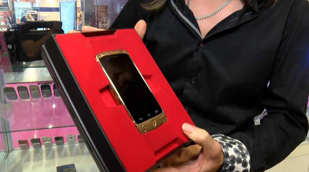 Aziz Yıldırım'dan Acun Ilıcalı'ya kadar yok yok! Dünyanın en büyük cep telefonu koleksiyonu yeniden rekora koşuyor 8