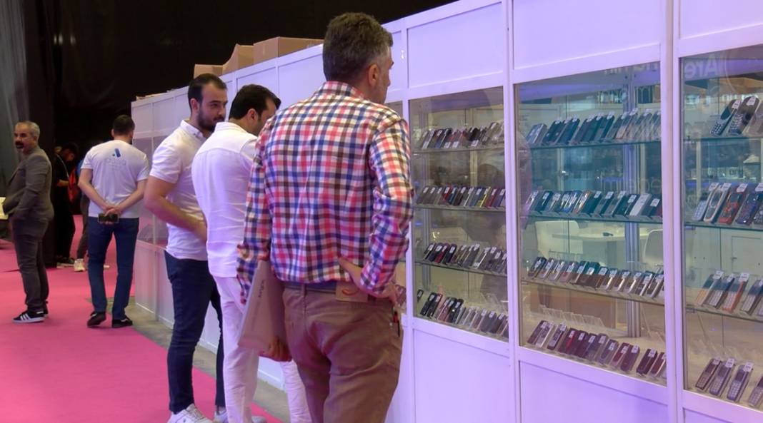 Aziz Yıldırım'dan Acun Ilıcalı'ya kadar yok yok! Dünyanın en büyük cep telefonu koleksiyonu yeniden rekora koşuyor 5