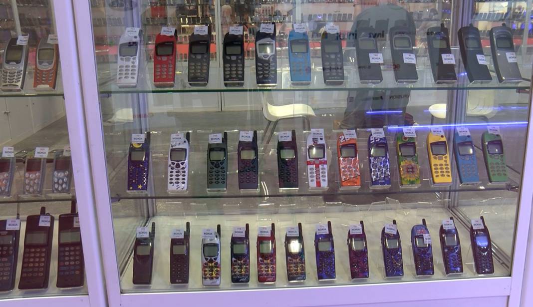 Aziz Yıldırım'dan Acun Ilıcalı'ya kadar yok yok! Dünyanın en büyük cep telefonu koleksiyonu yeniden rekora koşuyor 4