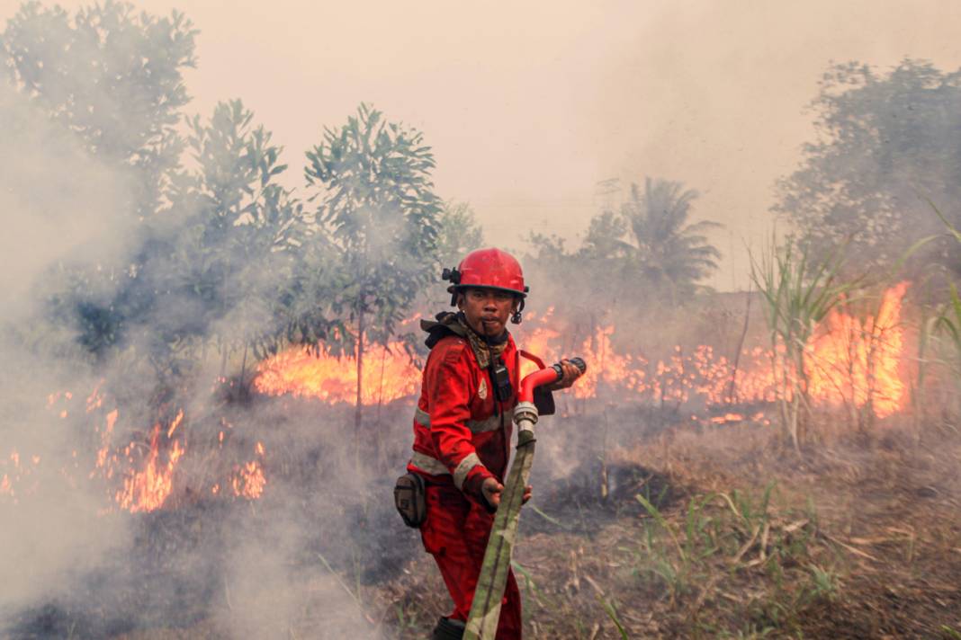Endonezya'da 3 farklı bölgede yangın: İtfaiye ekipleri yangınları söndürmeye çalışıyor 4