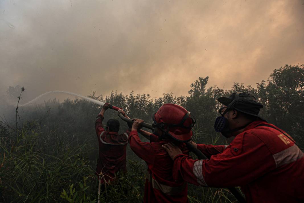 Endonezya'da 3 farklı bölgede yangın: İtfaiye ekipleri yangınları söndürmeye çalışıyor 2
