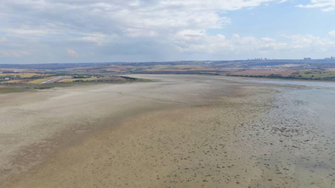 İstanbul'da dört barajda doluluk, yüzde 10'un altına düştü: Göl çöl oldu 12