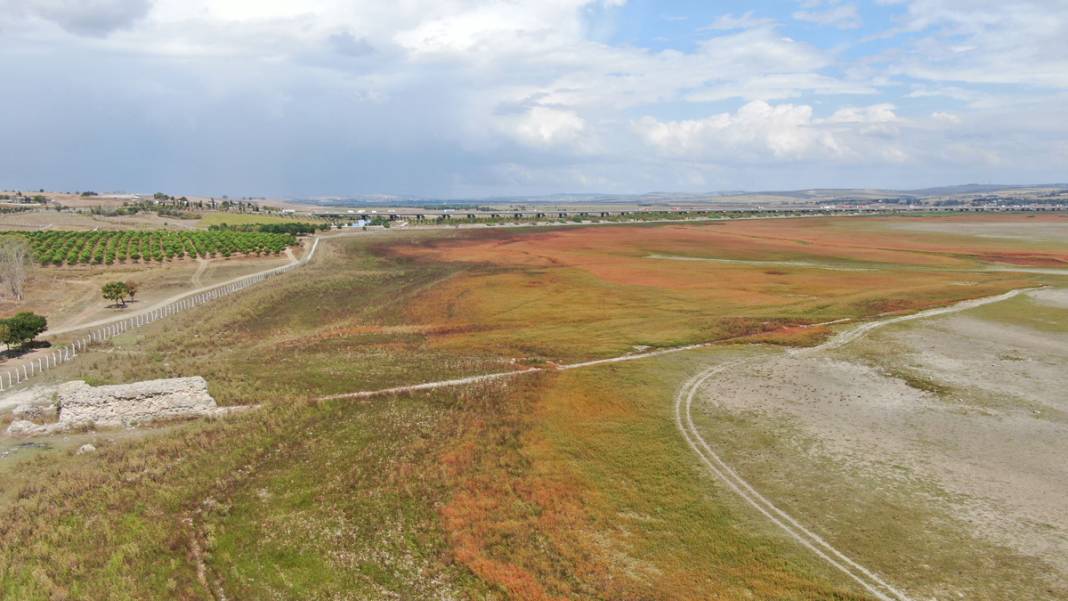 İstanbul'da dört barajda doluluk, yüzde 10'un altına düştü: Göl çöl oldu 6