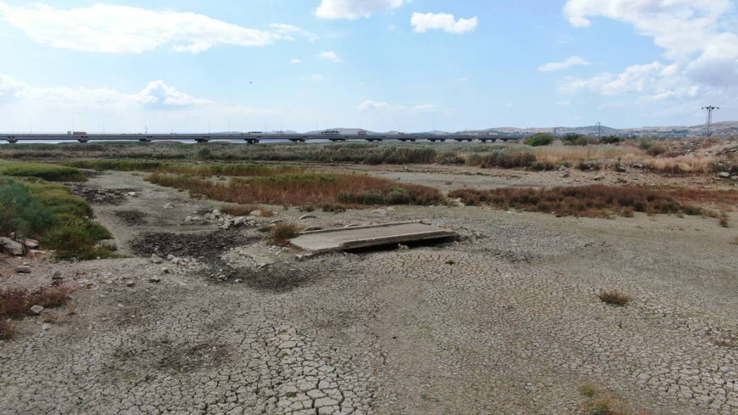 İstanbul'da dört barajda doluluk, yüzde 10'un altına düştü: Göl çöl oldu 4