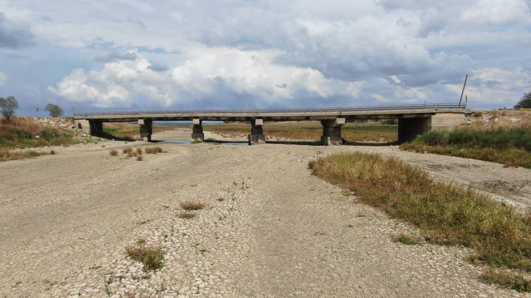 İstanbul'da dört barajda doluluk, yüzde 10'un altına düştü: Göl çöl oldu 2