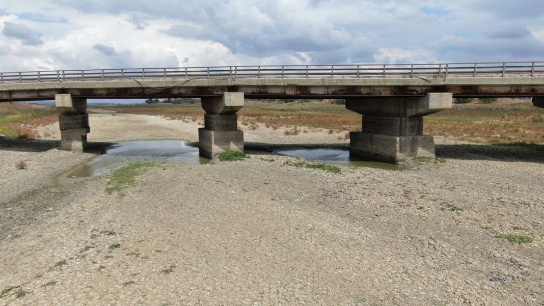 İstanbul'da dört barajda doluluk, yüzde 10'un altına düştü: Göl çöl oldu 1