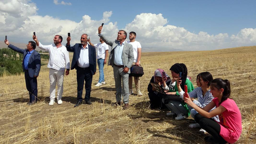 Sene 2023 bu mahallede telefon yok internet yok: Alo demek için her gün 1 kilometrelik tepeye çıkıyorlar 3