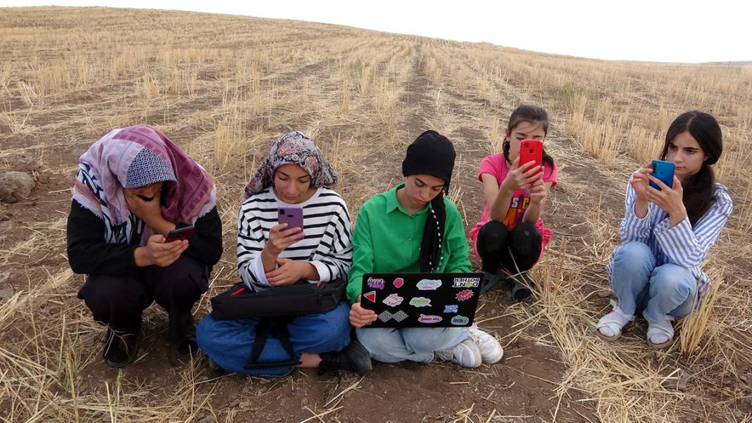 Sene 2023 bu mahallede telefon yok internet yok: Alo demek için her gün 1 kilometrelik tepeye çıkıyorlar 2