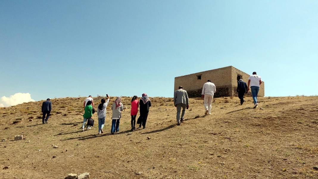 Sene 2023 bu mahallede telefon yok internet yok: Alo demek için her gün 1 kilometrelik tepeye çıkıyorlar 1