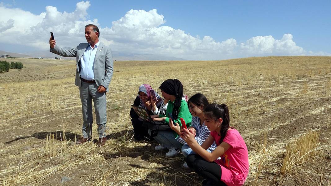 Sene 2023 bu mahallede telefon yok internet yok: Alo demek için her gün 1 kilometrelik tepeye çıkıyorlar 4