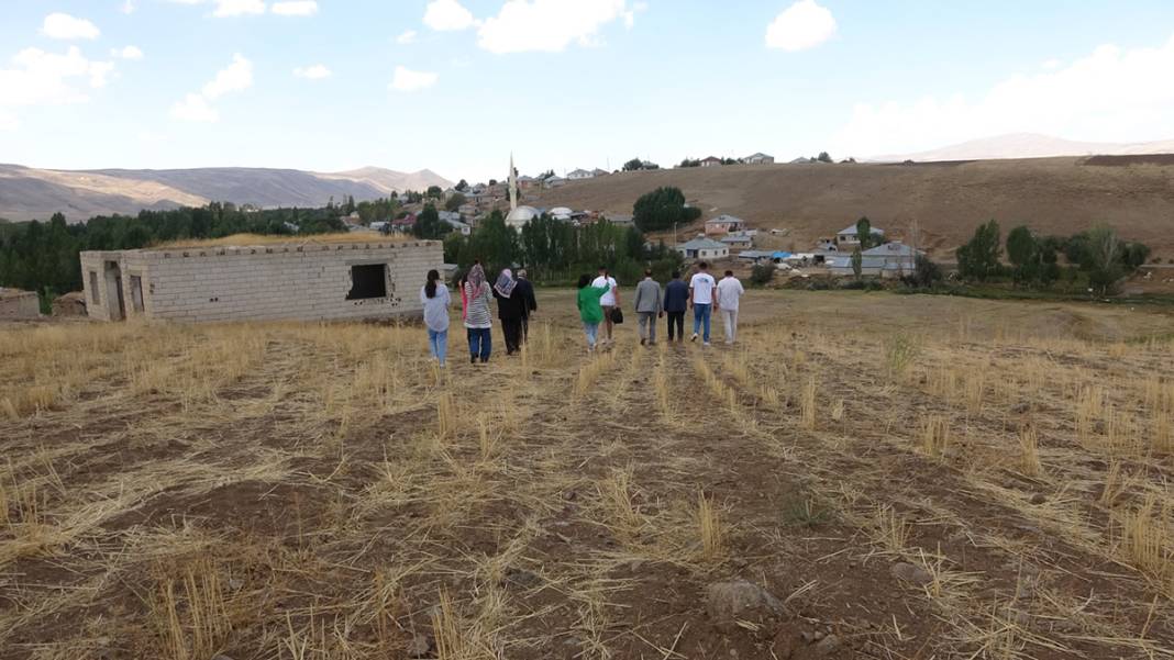 Sene 2023 bu mahallede telefon yok internet yok: Alo demek için her gün 1 kilometrelik tepeye çıkıyorlar 8