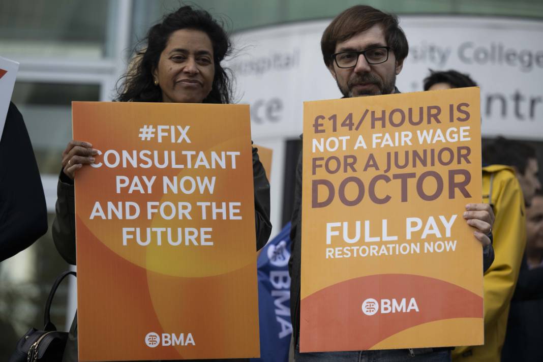 Uzman doktorlar ve pratisyen hekimler 'ilk kez' birlikte iş bıraktı: İngiltere'de sağlıkçılar greve gitti 9